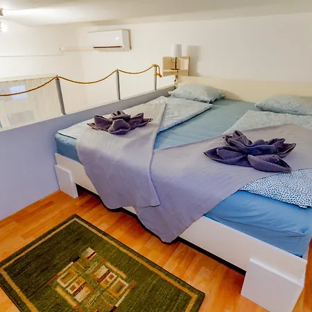 With Good Transport Links 3 Appartement