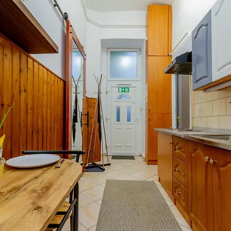 With Good Transport Links 3 Appartement